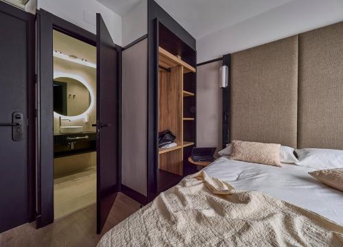 Imagen de la habitación del Hotel B48 Oviedo Ópera. Foto 8