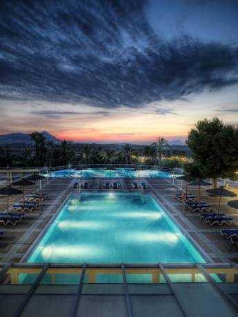 Imagen de la piscina del Hotel BALNEARIO (LEANA-FORTUNA). Foto 6