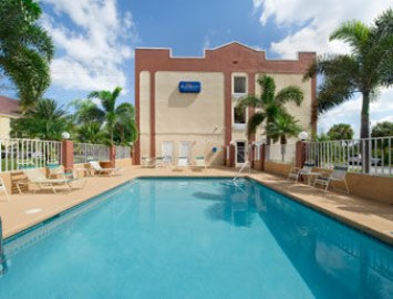 Imagen de la piscina del Hotel BAYMONT INN y SUITES ORLANDO/ UNIVERSAL AREA. Foto 7