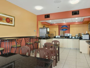 Imagen del bar/restaurante del Hotel BAYMONT INN y SUITES ORLANDO/ UNIVERSAL AREA. Foto 2