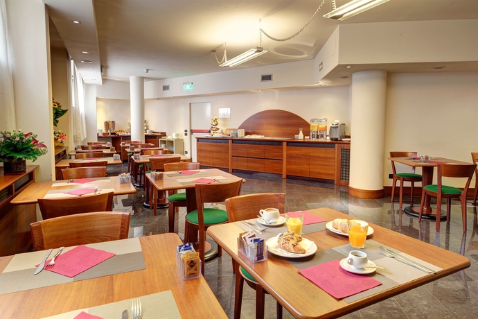 Imagen del bar/restaurante del Hotel BB Hotels Smarthotel Re Milano Nord. Foto 6