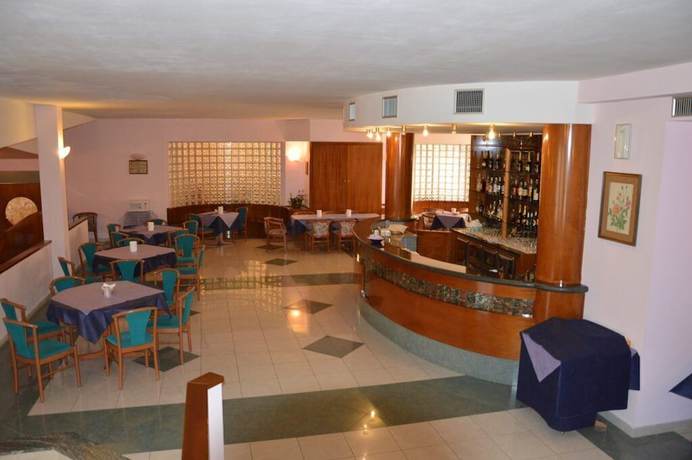 Imagen del bar/restaurante del Hotel BB Porto Piombino. Foto 4