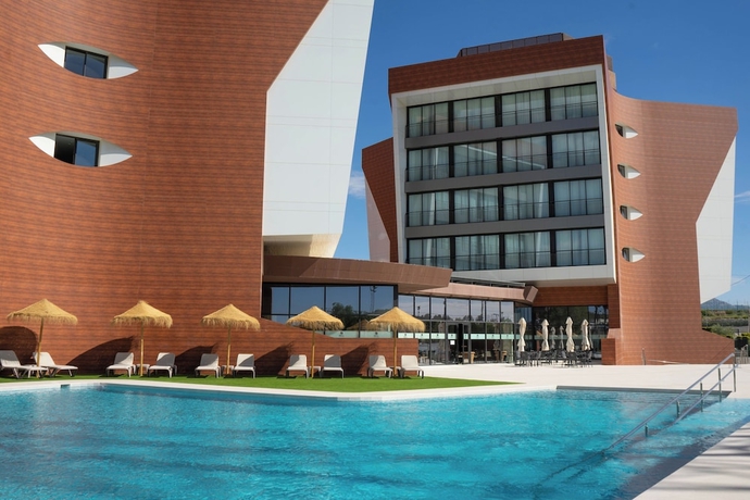 Imagen de la piscina del Hotel BCL Podium La Nucia. Foto 16