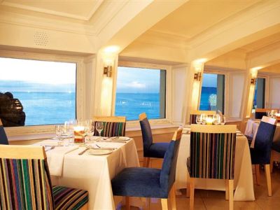 Imagen del bar/restaurante del Hotel BEACON ISLAND. Foto 3