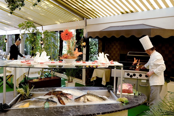 Imagen del bar/restaurante del Hotel BEST WESTERN BELLEVUE AU LAC. Foto 3