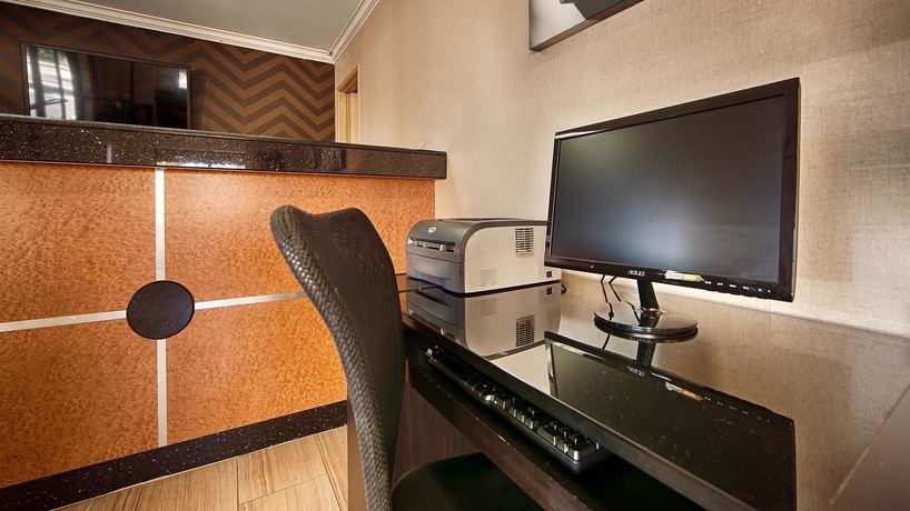 Imagen de los interiores del Hotel BEST WESTERN COURTESY INN. Foto 10