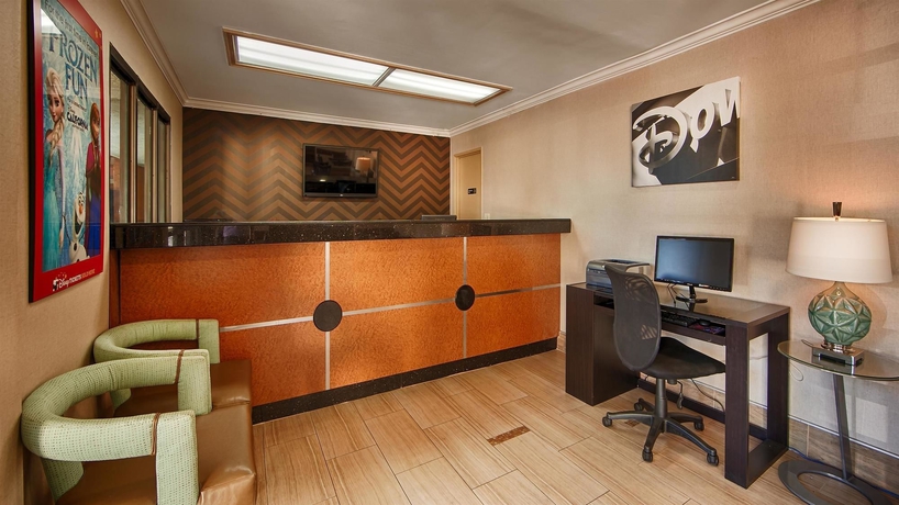 Imagen de los interiores del Hotel BEST WESTERN COURTESY INN. Foto 11