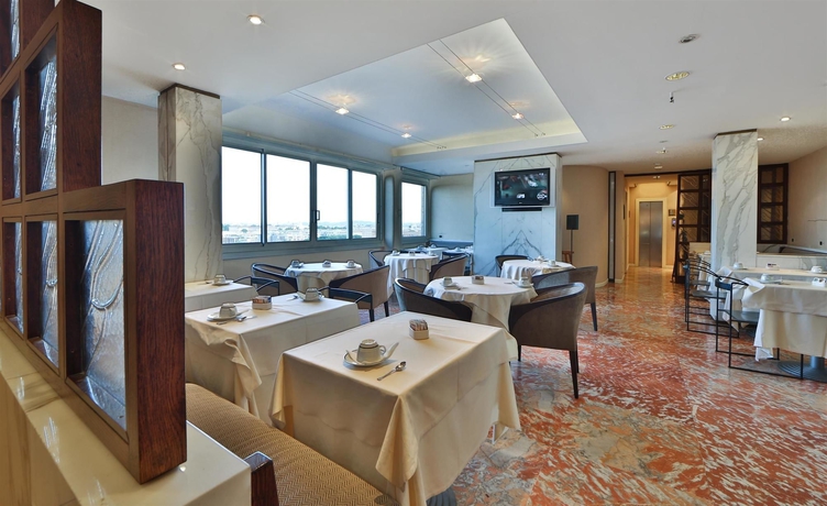 Imagen del bar/restaurante del Hotel BEST WESTERN PICCADILLY. Foto 2