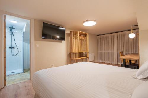 Imagen de la habitación del Hotel BESTPRICE Santillana. Foto 2