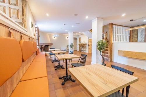 Imagen de los interiores del Hotel BESTPRICE Santillana. Foto 10