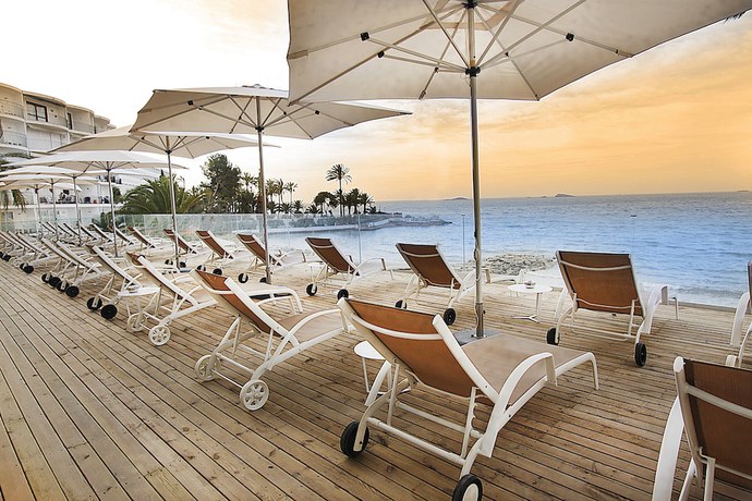 Imagen de la piscina del Hotel BG Nautico Ebeso. Foto 16