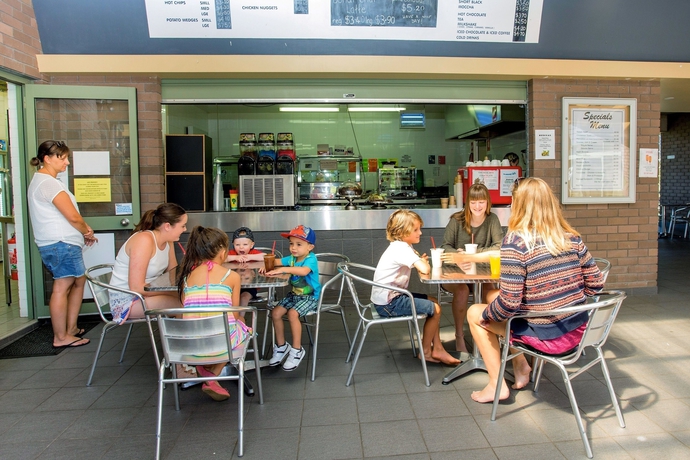 Imagen del bar/restaurante del Hotel BIG4 Tasman Holiday Parks - Easts Beach. Foto 2