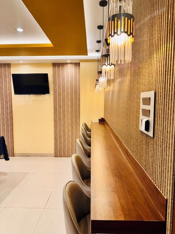 Imagen de los interiores del Hotel BKR Guwahati. Foto 14
