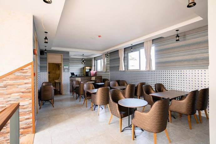 Imagen del bar/restaurante del Hotel BLOOMING SUITES, Naivasha. Foto 6