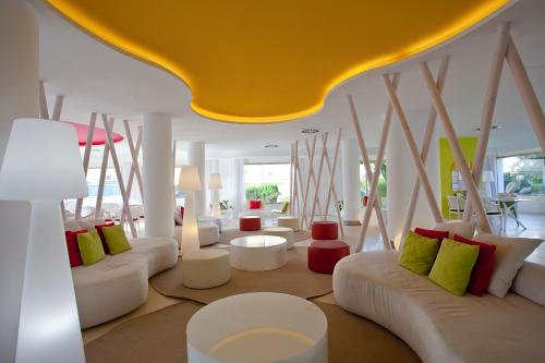 Imagen de los interiores del Hotel BLUESEA Anba Romani. Foto 7