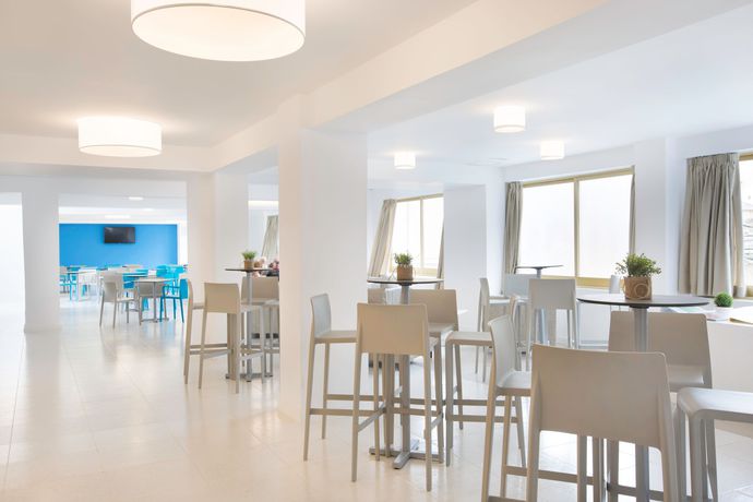 Imagen del bar/restaurante del Hotel BLUESEA Arenal Tower Adults Only. Foto 2