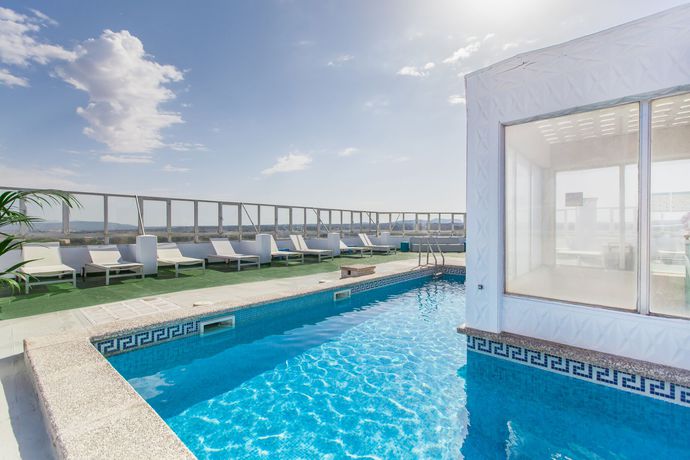 Imagen de la piscina del Hotel BLUESEA Arenal Tower Adults Only. Foto 17