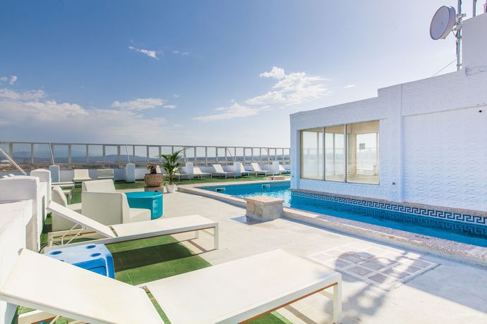 Imagen de la piscina del Hotel BLUESEA Arenal Tower Adults Only. Foto 18