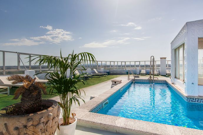 Imagen de la piscina del Hotel BLUESEA Arenal Tower Adults Only. Foto 19