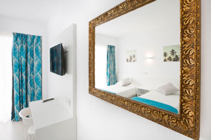 Imagen de la habitación del Hotel BLUESEA Arenal Tower Adults Only. Foto 9