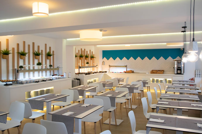 Imagen del bar/restaurante del Hotel BLUESEA Arenal Tower Adults Only. Foto 3