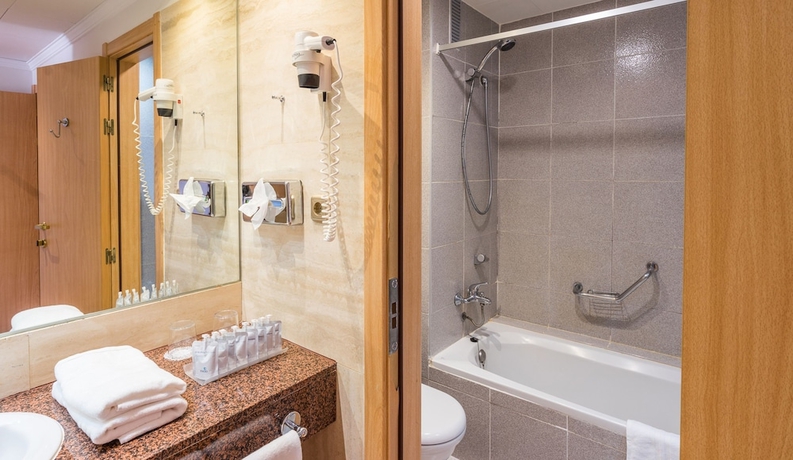 Imagen de la habitación del Hotel BLUESEA Costa Bastián. Foto 5