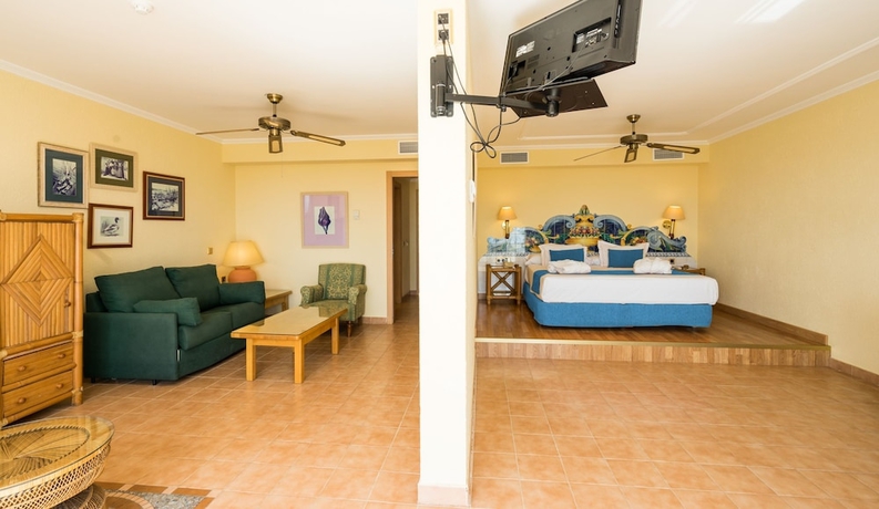 Imagen de la habitación del Hotel BLUESEA Costa Bastián. Foto 9