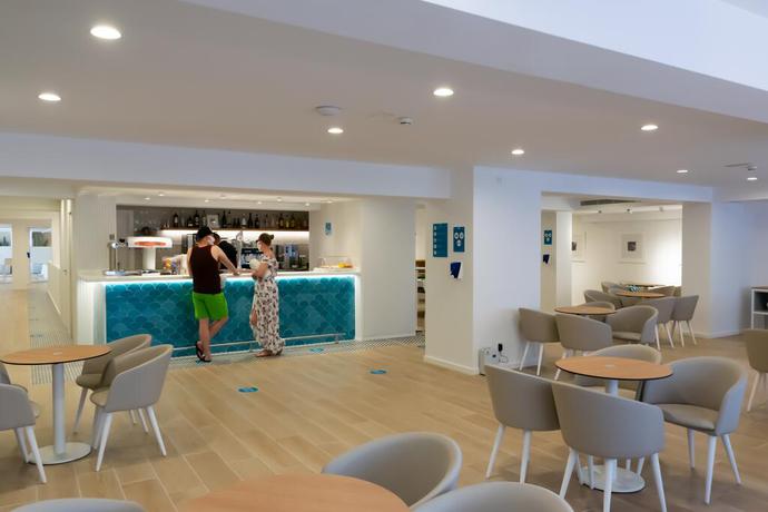 Imagen del bar/restaurante del Hotel BLUESEA Mediodia. Foto 2