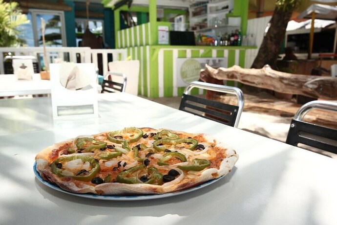 Imagen del bar/restaurante del Hotel BLUEWAVES BEACH HOUSE. Foto 18