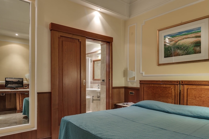 Imagen de la habitación del Hotel BORROMEO. Foto 5