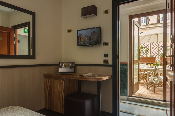 Imagen de la habitación del Hotel BORROMEO. Foto 10