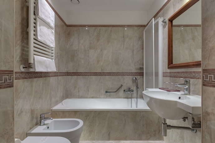 Imagen de la habitación del Hotel BORROMEO. Foto 16