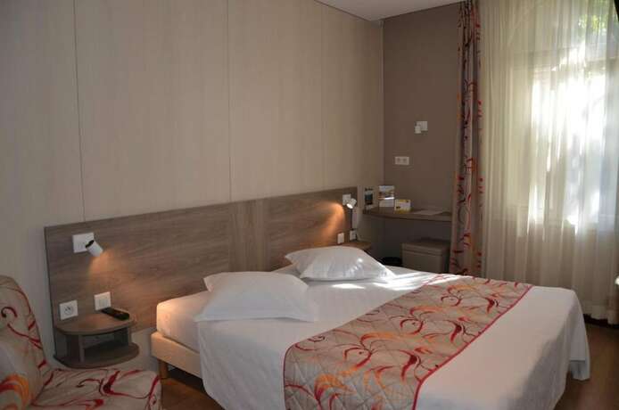 Imagen general del Hotel BRIT Confort Le Revest Sainte Maxime. Foto 2