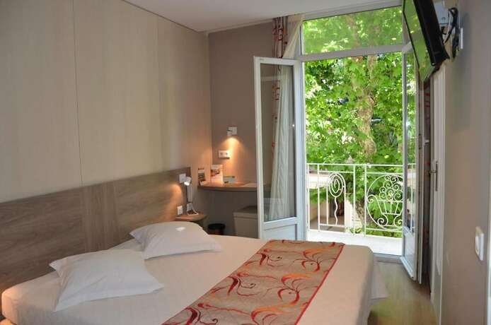 Imagen general del Hotel BRIT Confort Le Revest Sainte Maxime. Foto 3