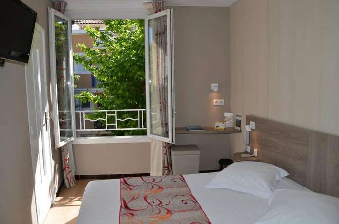 Imagen general del Hotel BRIT Confort Le Revest Sainte Maxime. Foto 10