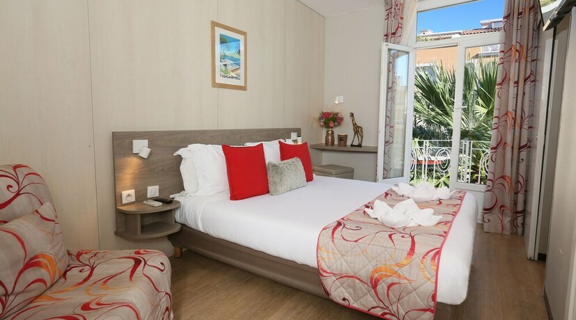 Imagen general del Hotel BRIT Confort Le Revest Sainte Maxime. Foto 1