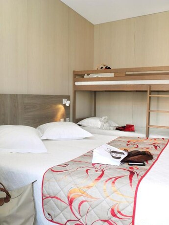 Imagen de la habitación del Hotel BRIT Confort Le Revest Sainte Maxime. Foto 13