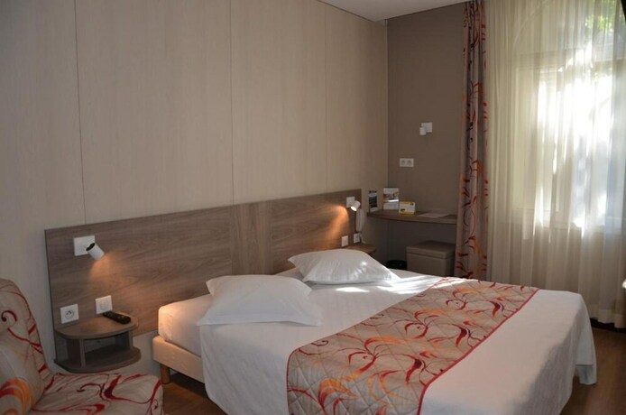 Imagen de la habitación del Hotel BRIT Confort Le Revest Sainte Maxime. Foto 18