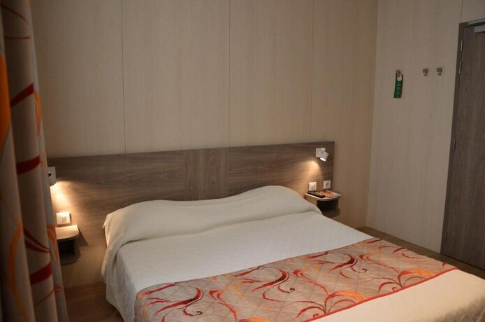 Imagen de la habitación del Hotel BRIT Confort Le Revest Sainte Maxime. Foto 24