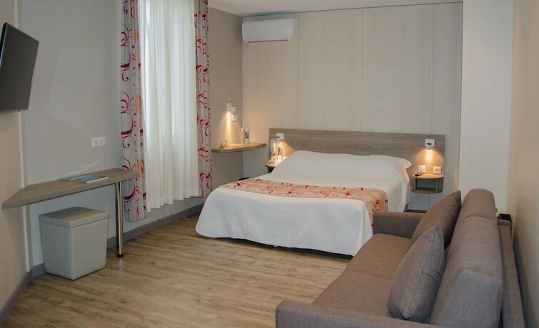 Imagen de la habitación del Hotel BRIT Confort Le Revest Sainte Maxime. Foto 26