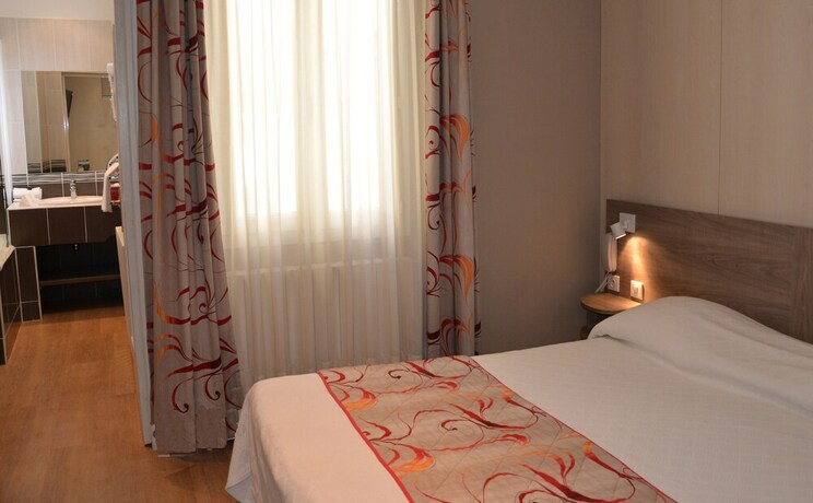 Imagen de la habitación del Hotel BRIT Confort Le Revest Sainte Maxime. Foto 27