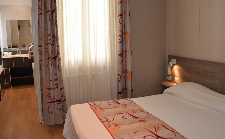 Imagen de la habitación del Hotel BRIT Confort Le Revest Sainte Maxime. Foto 30