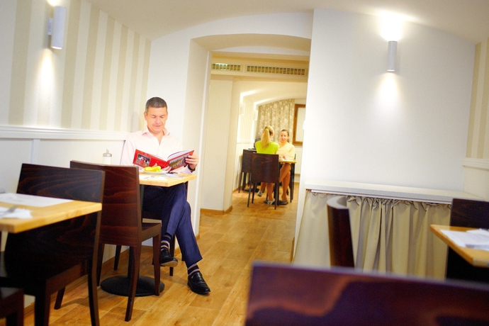 Imagen del bar/restaurante del Hotel BRIXEN. Foto 5