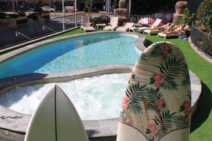 Imagen de la piscina del Hotel BUNK Surfers Paradise. Foto 8