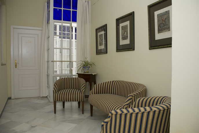 Imagen de los interiores del Hotel BYPILLOW Abril. Foto 12