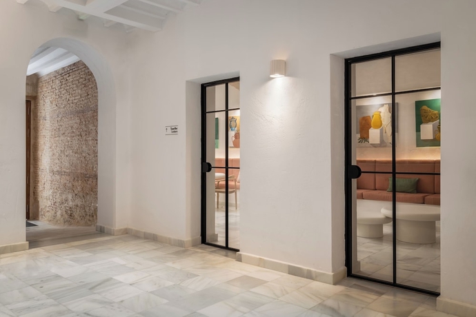 Imagen de los interiores del Hotel BYPILLOW Casa Gades. Foto 19