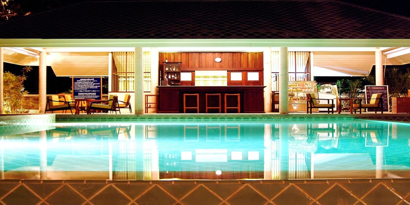Imagen de la piscina del Hotel Baan Bayan Beach. Foto 11
