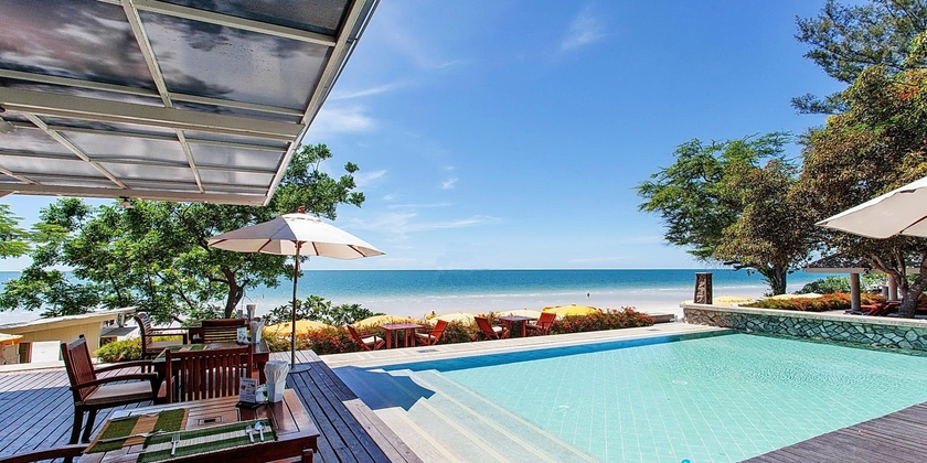 Imagen de la piscina del Hotel Baan Bayan Beach. Foto 12