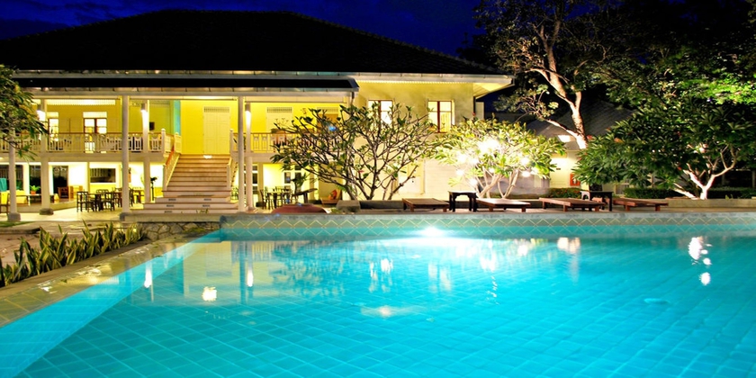 Imagen de la piscina del Hotel Baan Bayan Beach. Foto 16