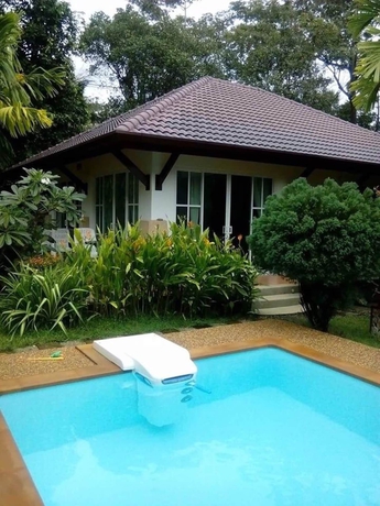 Imagen de la piscina del Hotel Baan Chao Koh. Foto 16